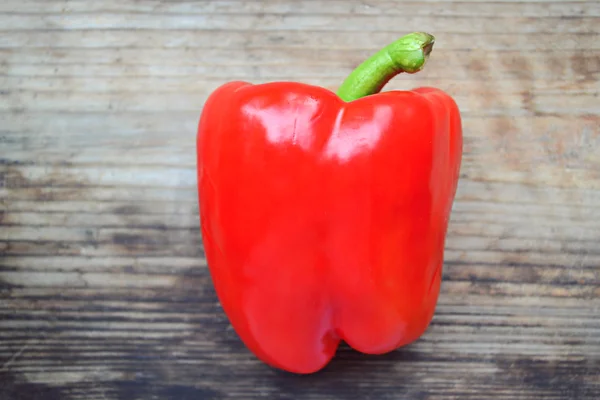 Dolce peperone rosso su fondo di legno — Foto Stock