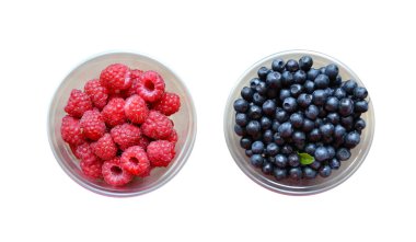 bir sürü beyaz izole bir yaban mersini ve parlak ahududu