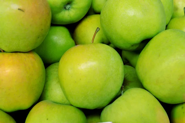 Un montón de manzanas verdes — Foto de Stock