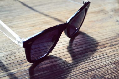 mor bir ahşap masa portre lensler ile siyah güneş gözlüğü