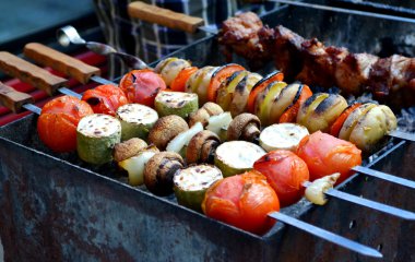 ızgara sebze - domates, mantar, soğan ve squash