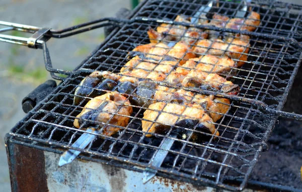 Bistecche di pesce salmone grigliate all'aperto su un barbecue — Foto Stock