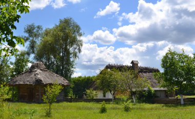 eski geleneksel Ukrayna ev hata yapılmış ahşap ve hasır