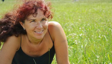 onun fourties güleryüzlü havada Kızıl saçlı mutlu güzel kadın