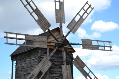 parlak mavi gökyüzü ve bulutlar üzerinde eski ahşap fırıldak