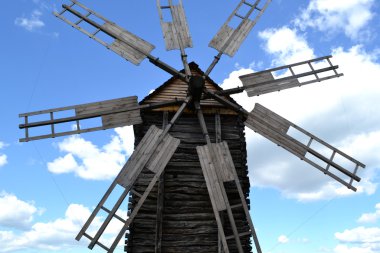 parlak mavi gökyüzü ve bulutlar üzerinde eski ahşap fırıldak