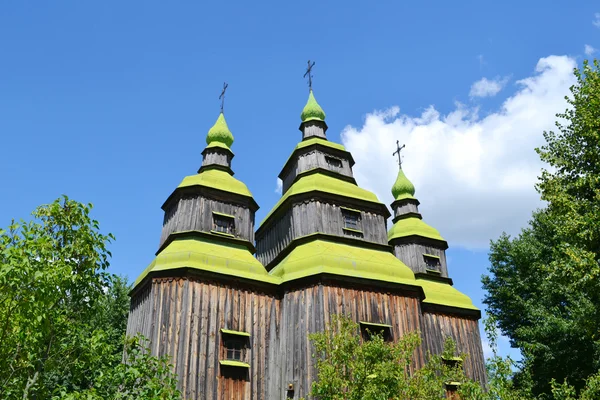 Holzkirche mit grünen Kuppeln in der Ukraine — Stockfoto