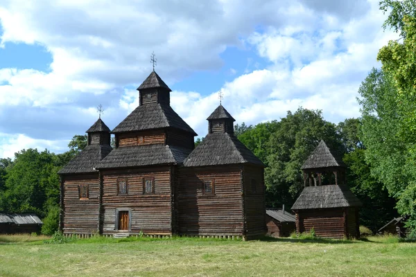 Igreja de madeira velha na Ucrânia — Fotografia de Stock