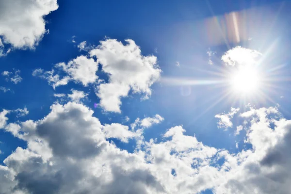 Nubes blancas sobre el cielo azul brillante con el sol brillante —  Fotos de Stock