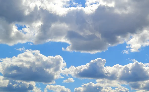 Nubes blancas sobre cielo azul brillante —  Fotos de Stock