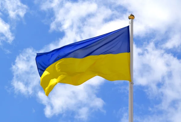 Государственный желто-синий флаг Украины над небом и облаками — стоковое фото