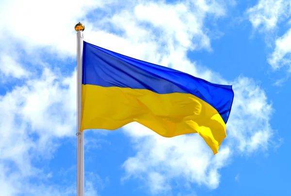 Die nationale gelb-blaue Flagge der Ukraine über dem Himmel und den Wolken — Stockfoto