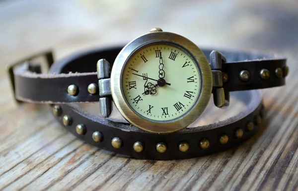 Brown handwatch with a long watchband — Stock Photo, Image