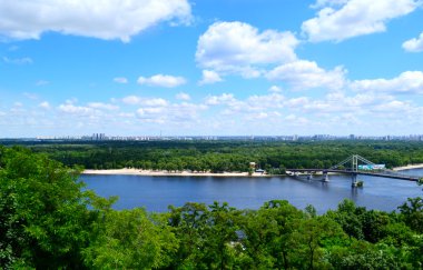 güzel bir kiev nehir dnipro, köprü ve orman manzarası