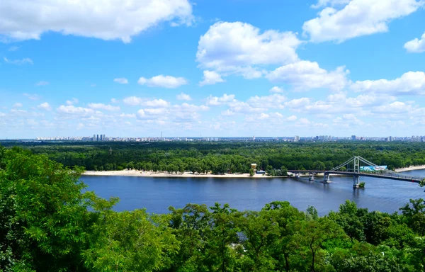 Hermosa vista del río Kiev Dnipro, puente y bosque —  Fotos de Stock