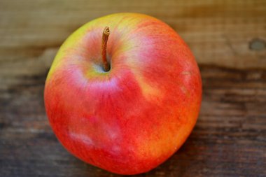 ahşap zemin üzerinde tüm büyük ve lezzetli Kırmızı elma