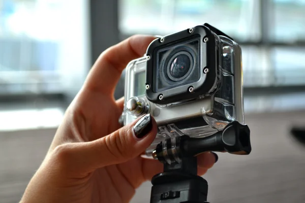 Mano che tiene piccola macchina fotografica in copertura impermeabile — Foto Stock