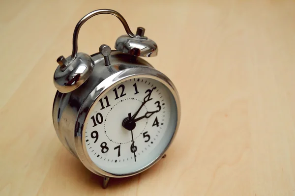 Reloj despertador metálico a la antigua — Foto de Stock