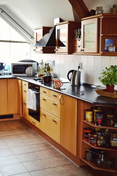 电气炊具和木制装饰现代酷厨房 — 图库照片