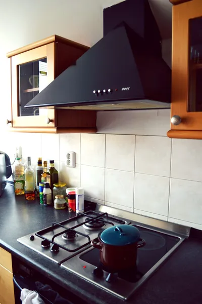 Modern cool kitchen with electric cooker and wooden decoration — Stock Photo, Image