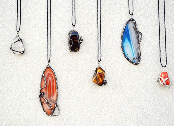 Красивые ожерелья с драгоценными камнями — стоковое фото