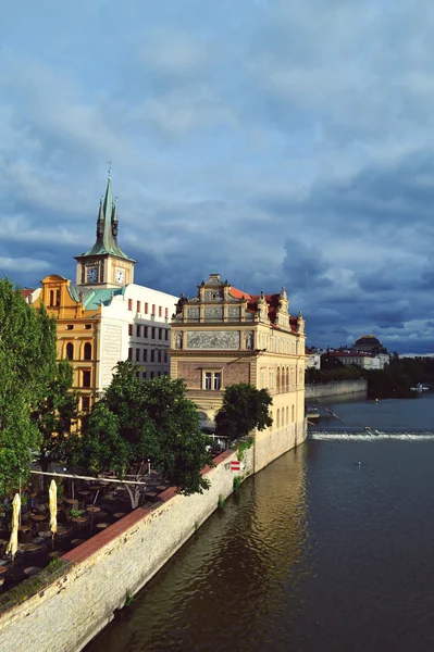 Landschap van Praag stad en rivier vltava — Stockfoto