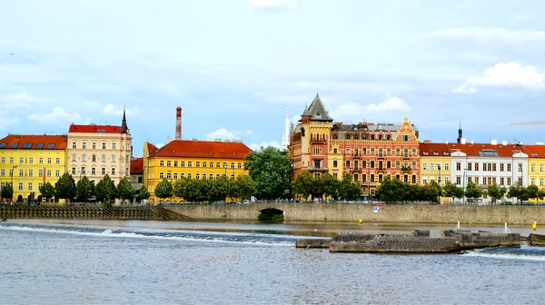 Prag şehir ve Nehri vltava peyzaj — Stok fotoğraf