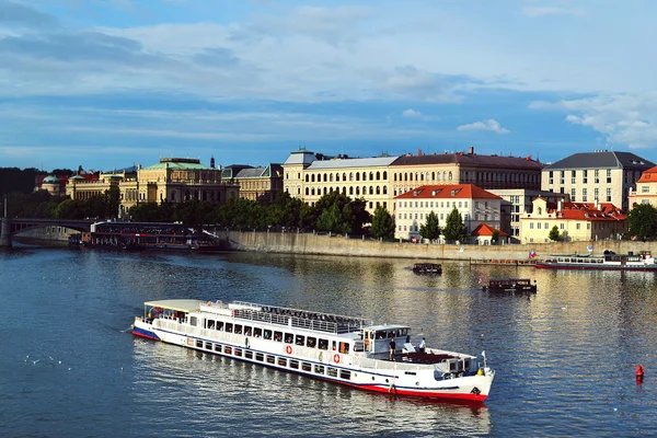 Landschap van Praag stad en rivier vltava — Stockfoto