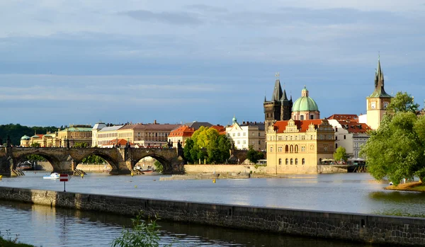 Landschap van Praag stad en rivier vltava — Stockfoto