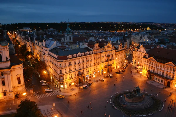 Stadsgezicht van oude stad van Praag in donkere nachtelijke hemel — Stockfoto