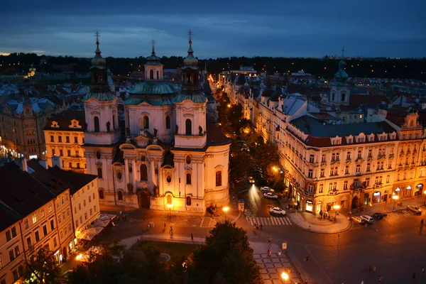 Vista nocturna de la Iglesia de San Nicolás en Praga, República Checa —  Fotos de Stock