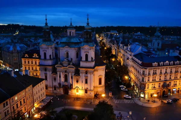 Vista nocturna de la Iglesia de San Nicolás en Praga, República Checa — Foto de Stock