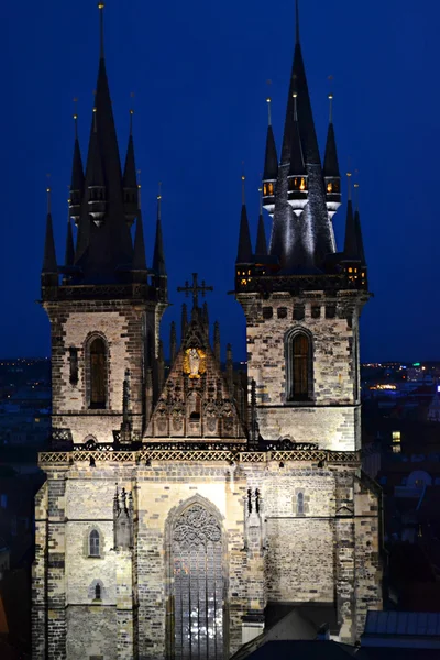 Nattsyn over kirken til Vår Frue av Tyn i Praha – stockfoto