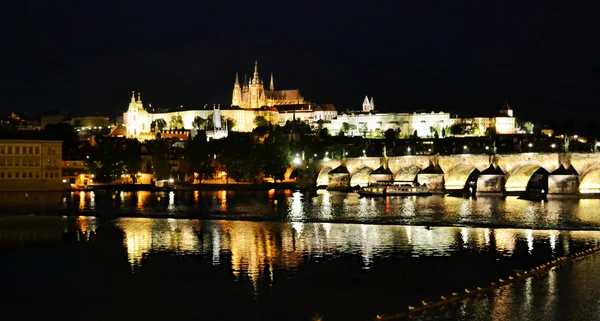 Cityscape, Prag eski şehir karanlık gece gökyüzüne — Stok fotoğraf