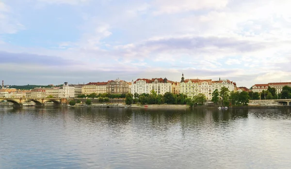 布拉格城市与河流的伏尔塔瓦河的景观 — 图库照片