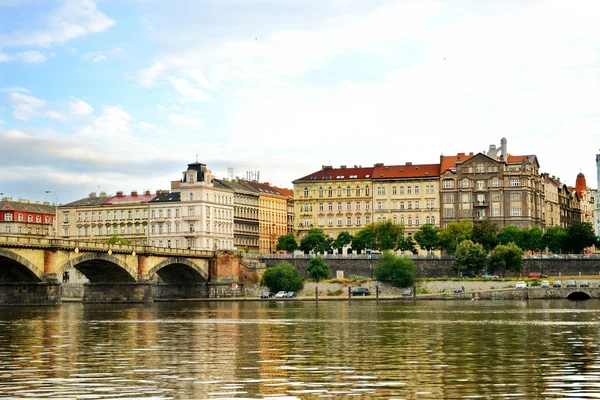 Landschap van Praag stad en rivier vltava — Stockfoto