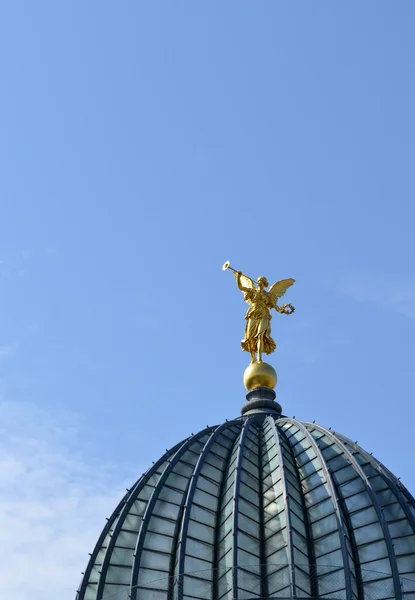 Złoty anioł na kopule przebudowany Hotel albertinum w Dreźnie — Zdjęcie stockowe