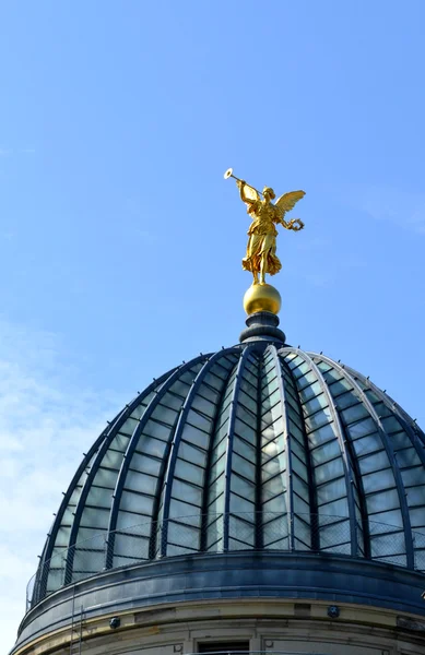 Ange d'or sur la coupole de l'Albertinum reconstruit à Dresde — Photo