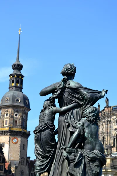 旧的 dom 和在德累斯顿的雕像 — 图库照片