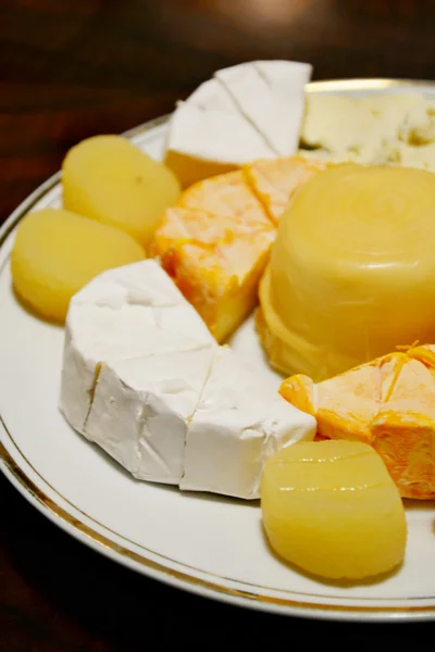 さまざまな種類のチーズの白いプレート — ストック写真