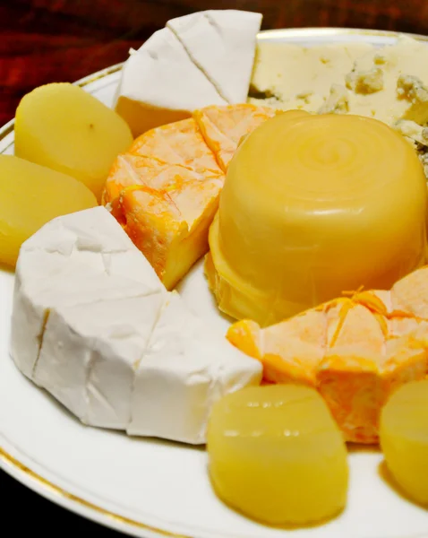さまざまな種類のチーズの白いプレート — ストック写真