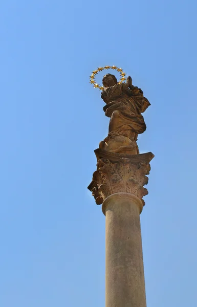 Staty av en ängel över blå himmel — Stockfoto