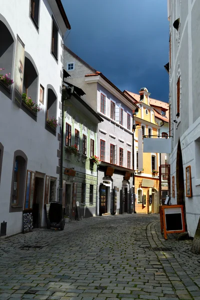 Cesky Krumlov rua contra o fundo do céu escuro tempestuoso — Fotografia de Stock