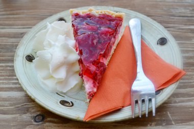 frambuazlı pasta krem dilim