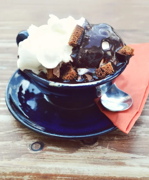 Šálek horké čokolády se smetanou a kousky souboru cookie — Stock fotografie