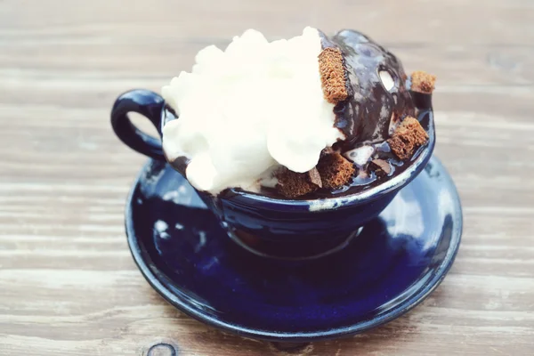 Copa de chocolate caliente con crema y trozos de galleta — Foto de Stock