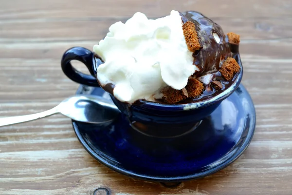 Cup of hot chocolate with cream and pieces of cookie — Stock Photo, Image