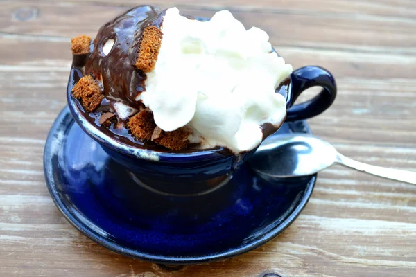 조각의 쿠키와 크림 핫 초콜릿의 컵 — 스톡 사진