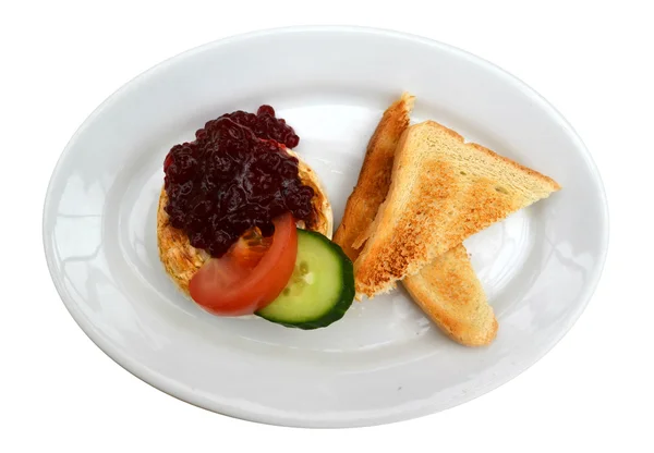 Ser Camembert z dżemem, pomidor, cucmber i tosty na białym talerzu — Zdjęcie stockowe