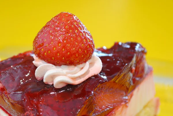 Slice of strawberry pie on yellow background — Stock Photo, Image